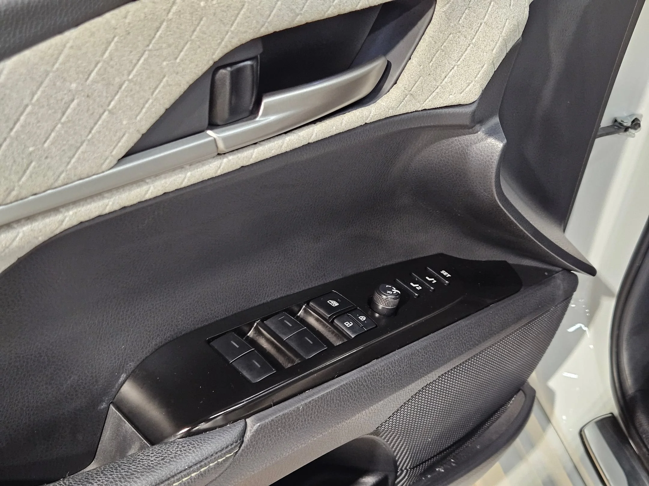 Certified Used 2025 Wind Chill Pearl Toyota XLE image 21
