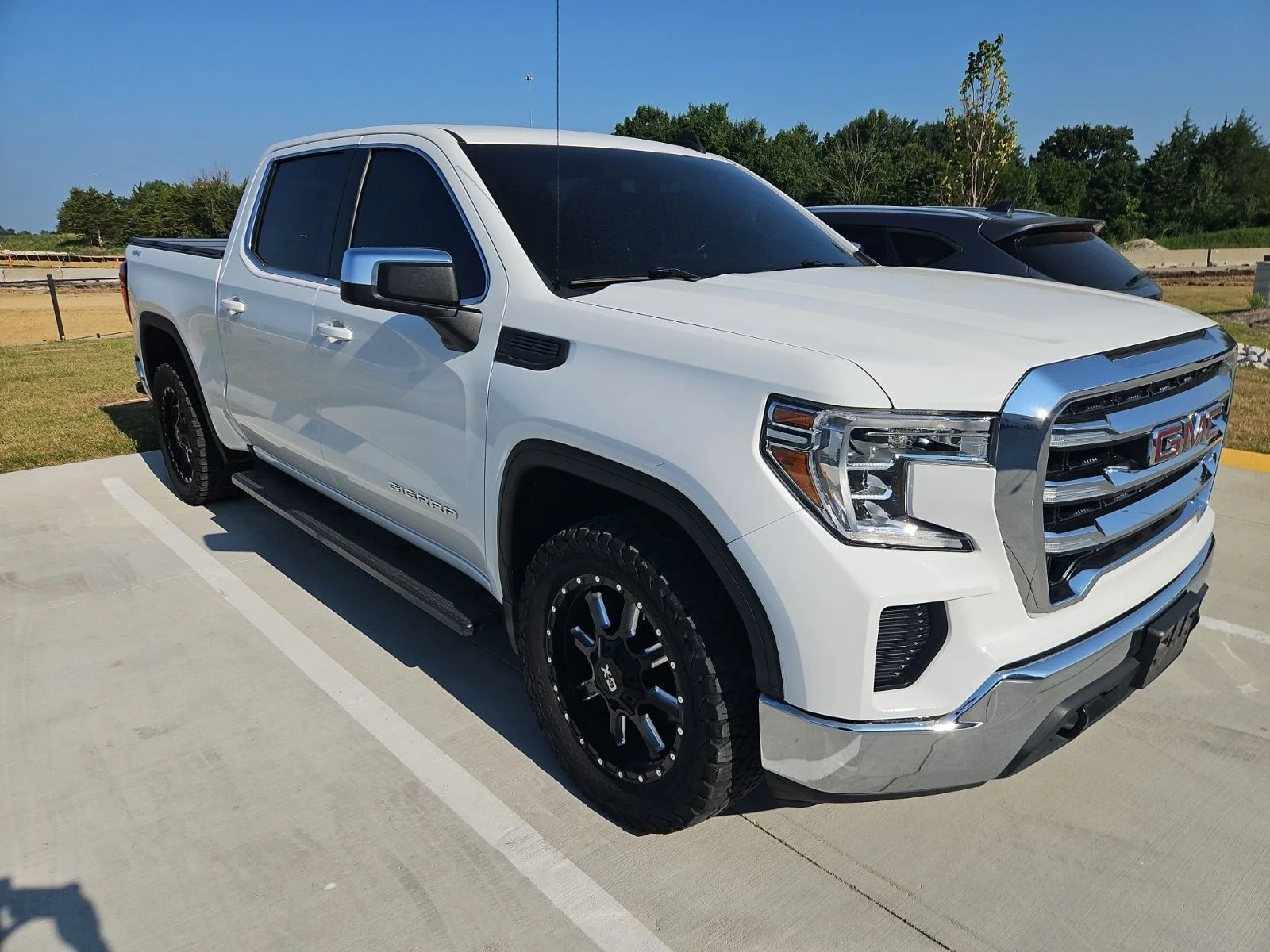 Used 2022 Summit White GMC SLE image 3