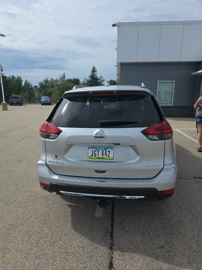 Used 2018 Silver Nissan SL image 4