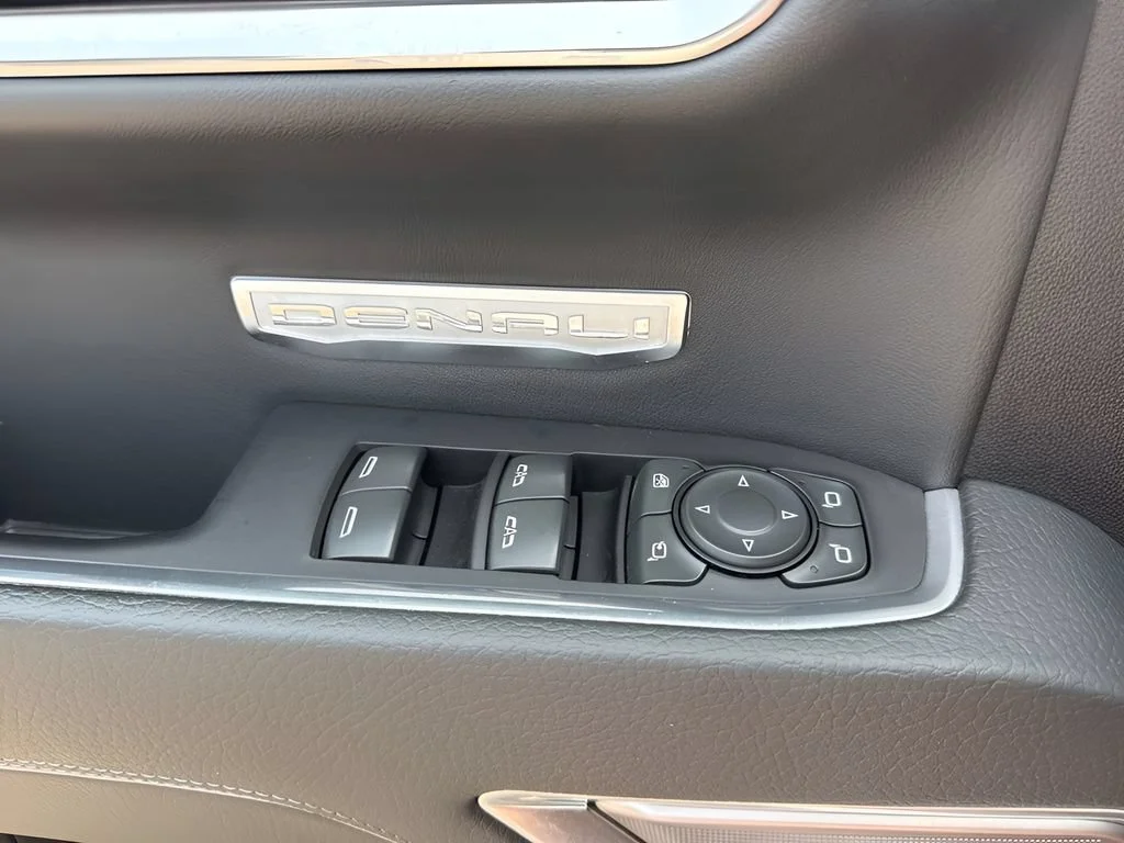 Used 2022 White Frost Tricoat GMC Denali image 31