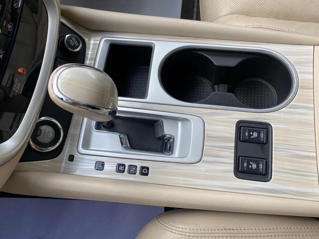 Used 2018 White Nissan SL image 18