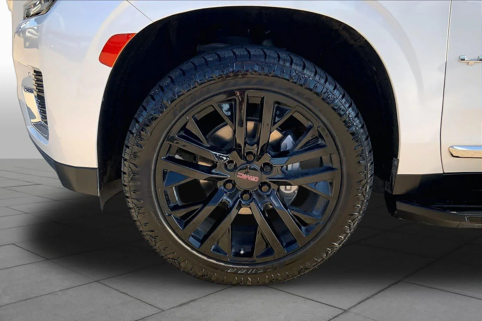 Used 2021 WHITE FROST TRICOAT GMC SLT image 9