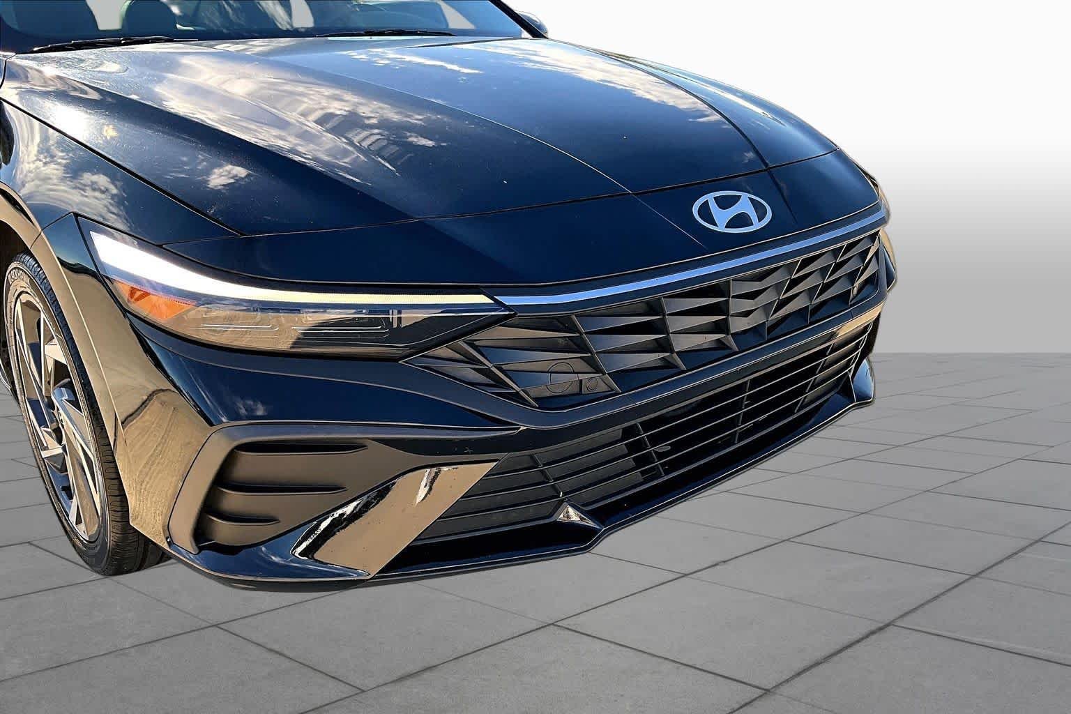 Used 2025 Abyss Black Hyundai SEL Sport image 29