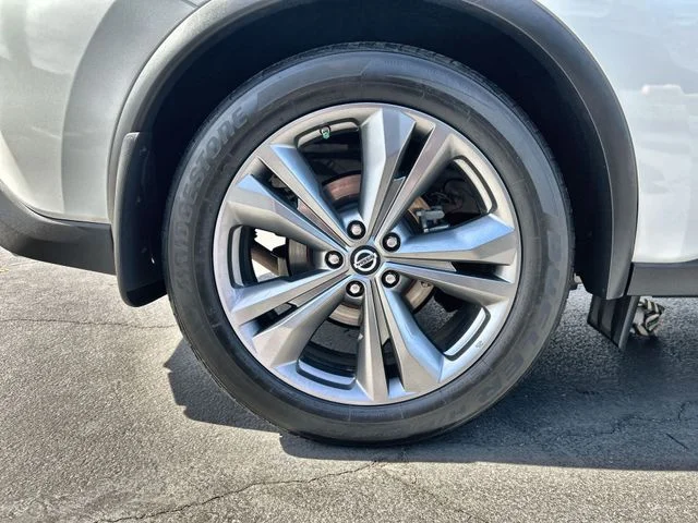 Used 2019 White Nissan Platinum image 25