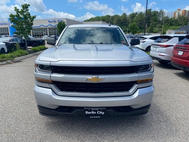 Used 2018 Silver Ice Metallic Chevrolet Custom image 32