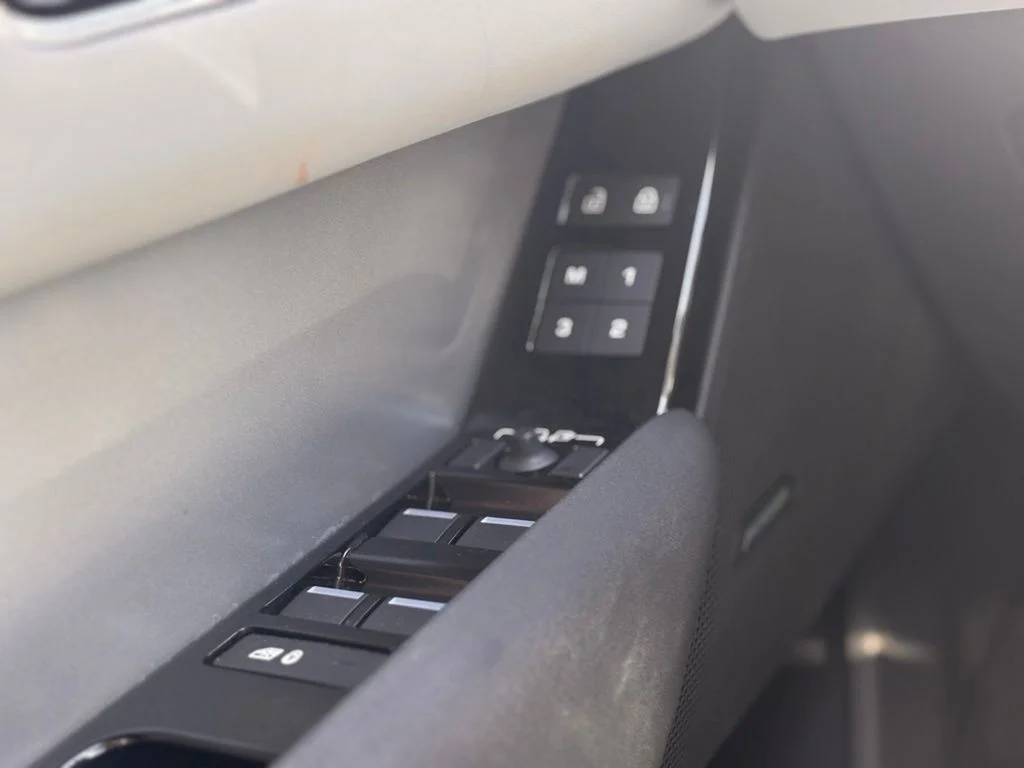 Used 2024  Land Rover S image 14