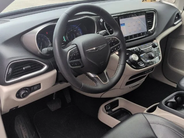 Used 2024 Silver Chrysler Touring L image 13