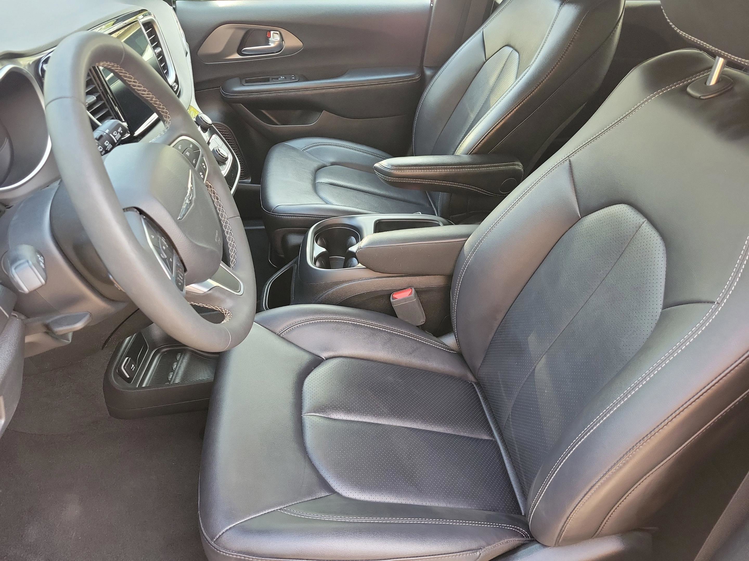 Used 2025 Diamond Black Crystal Pearlcoat Chrysler Select image 10