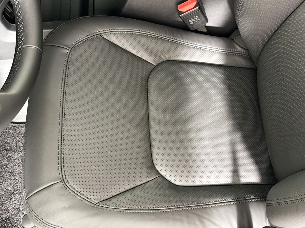 New 2026 Fuji White Land Rover X-Dynamic SE image 20