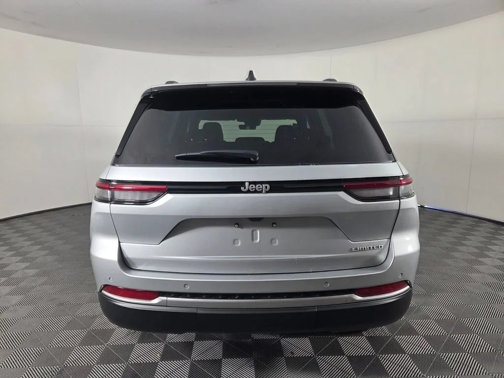 New 2026 Silver Zynith Exterior Paint Jeep Limited image 7