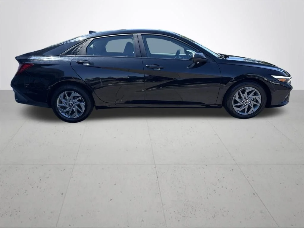 Used 2024 Black Hyundai SEL image 5