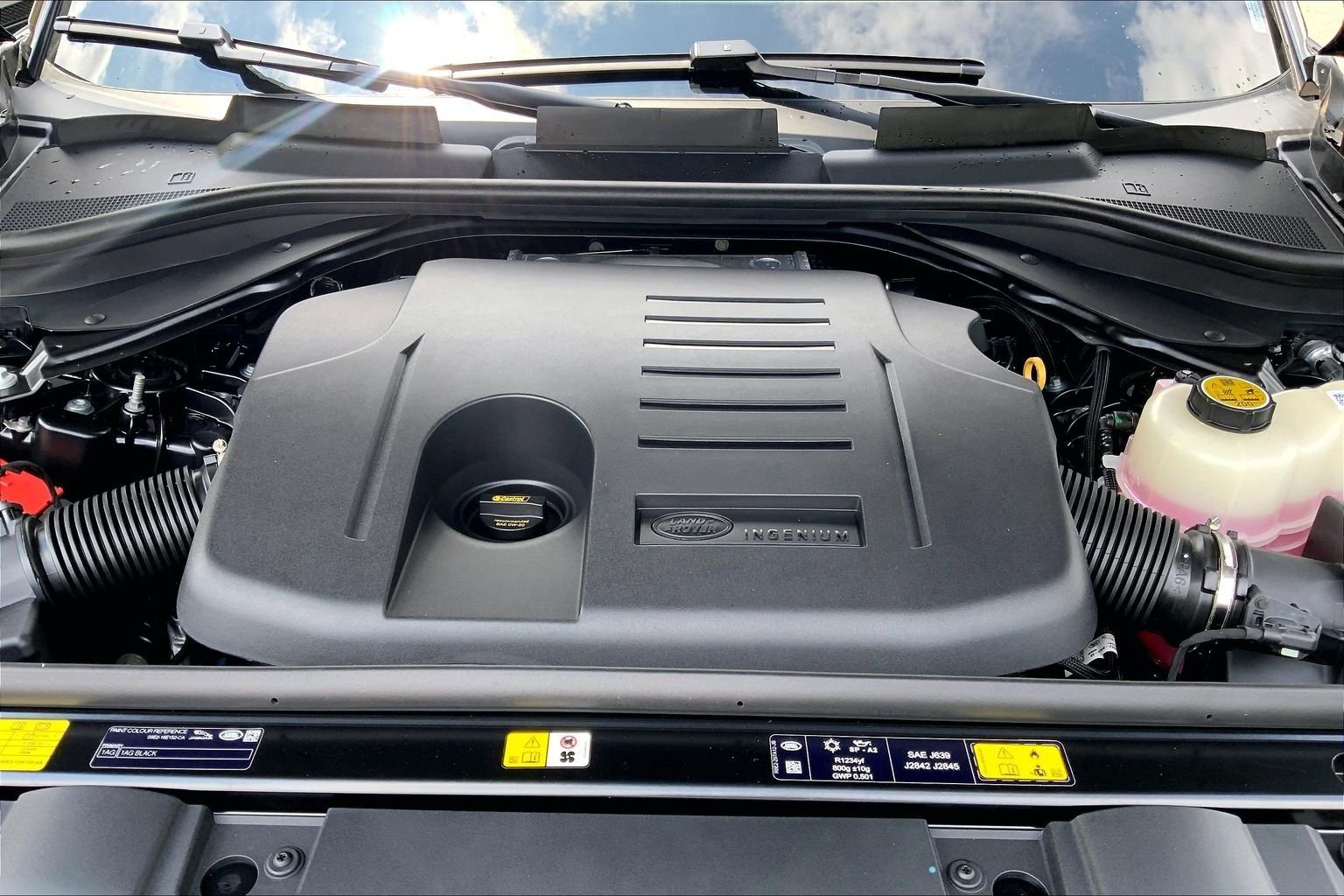 New 2026 Santorini Black Land Rover Dynamic SE image 16