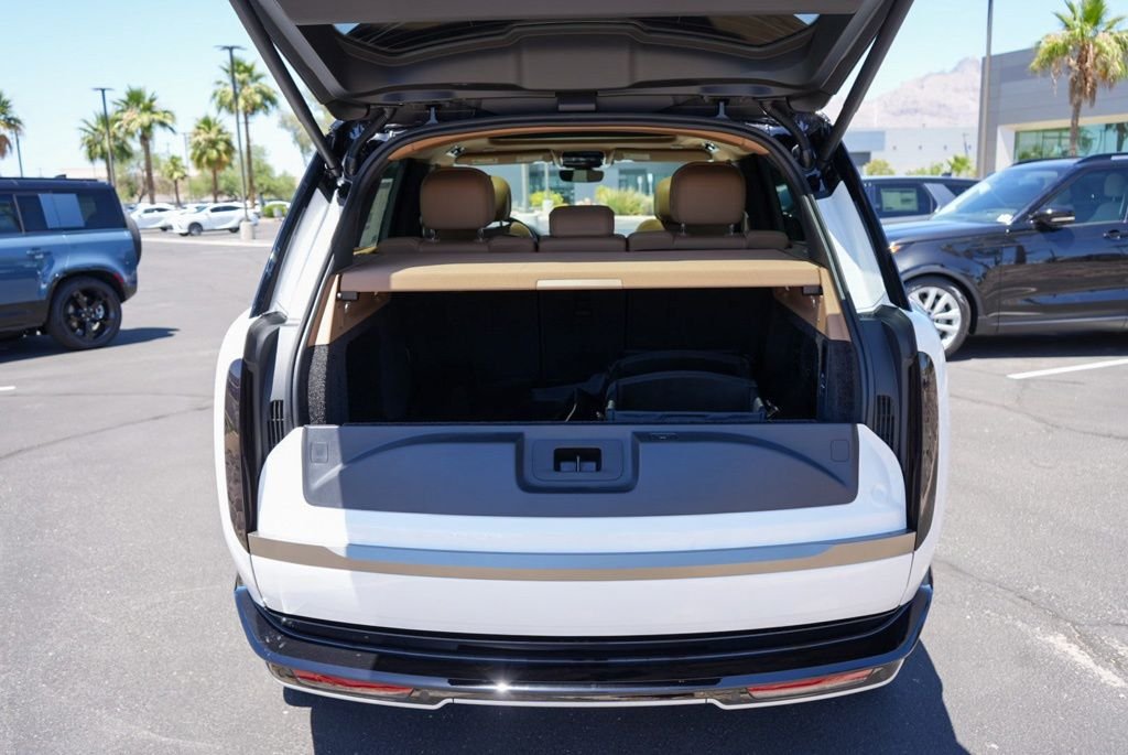 New 2026 Ostuni Pearl White Land Rover SE image 6