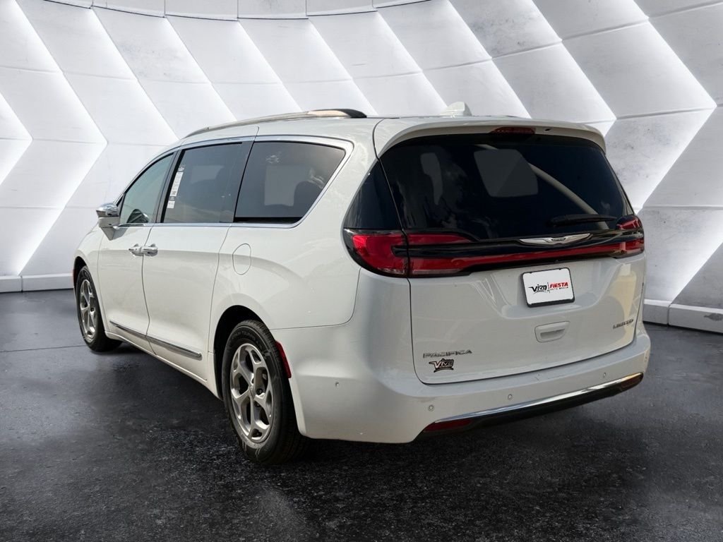 Used 2022 White Chrysler Limited image 4