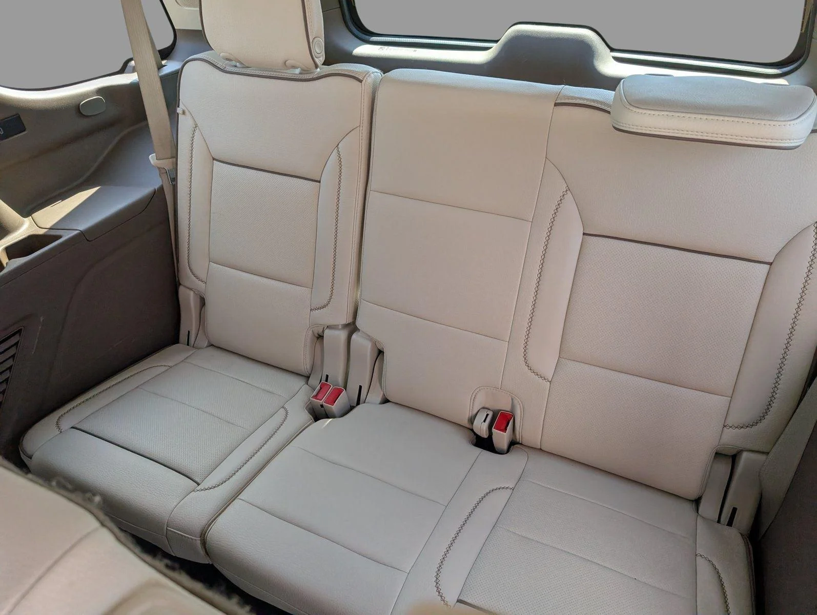Used 2022 White Frost Tricoat GMC Denali image 35
