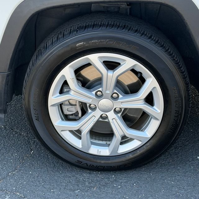 Used 2024 White Jeep Latitude image 12