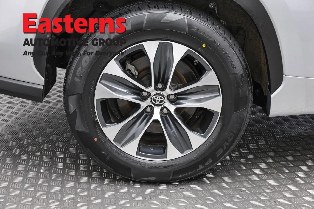 Used 2021 Silver Toyota XLE image 35