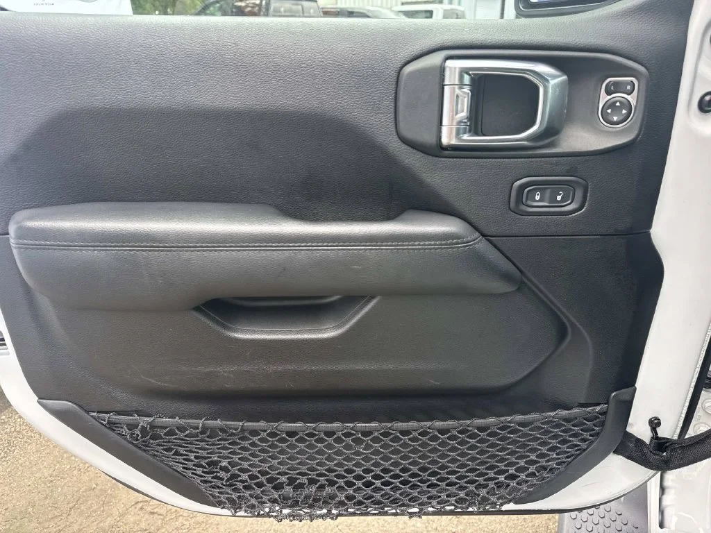 Used 2023 White Jeep Altitude image 37