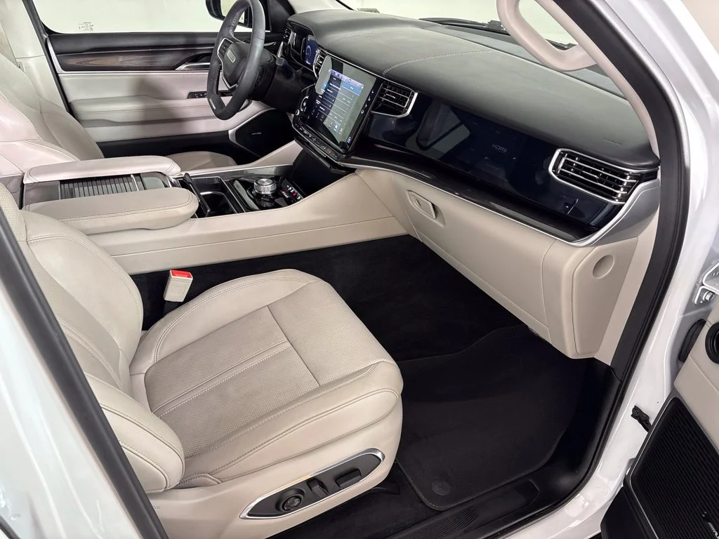 Used 2023 White Jeep Base image 18