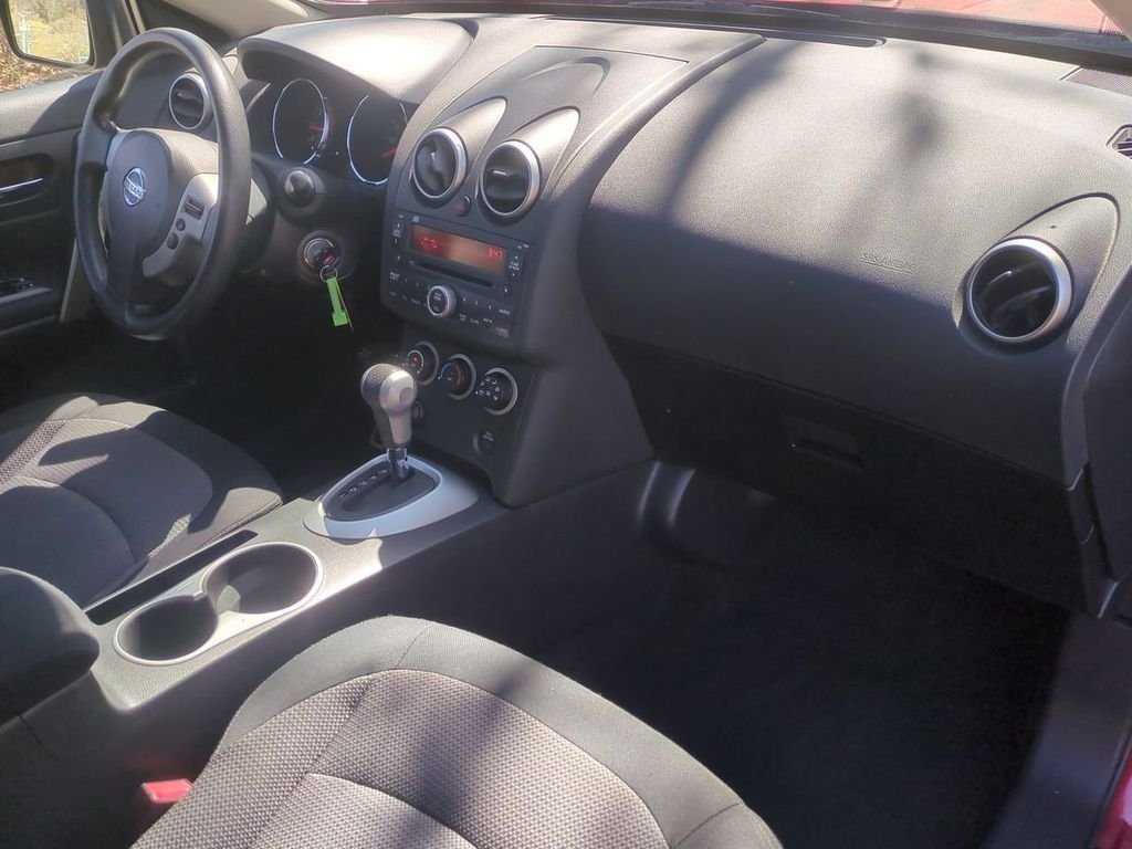 Used 2010 Red Nissan SL image 26