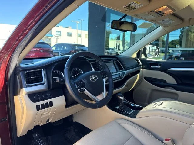 Used 2016 Red Toyota XLE V6 image 12