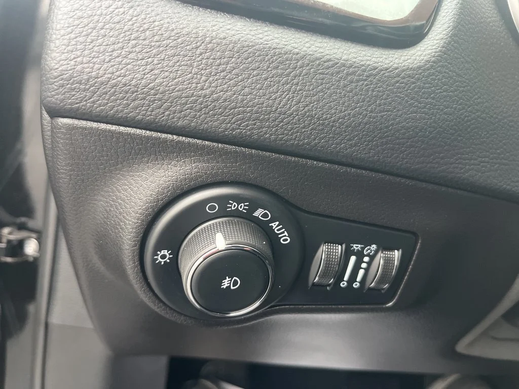 Used 2021 Diamond Black Jeep Latitude image 21