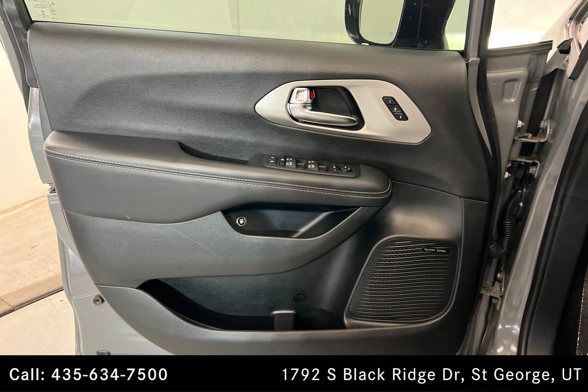 Used 2023 Ceramic Gray Clearcoat Chrysler Hybrid Limited image 15