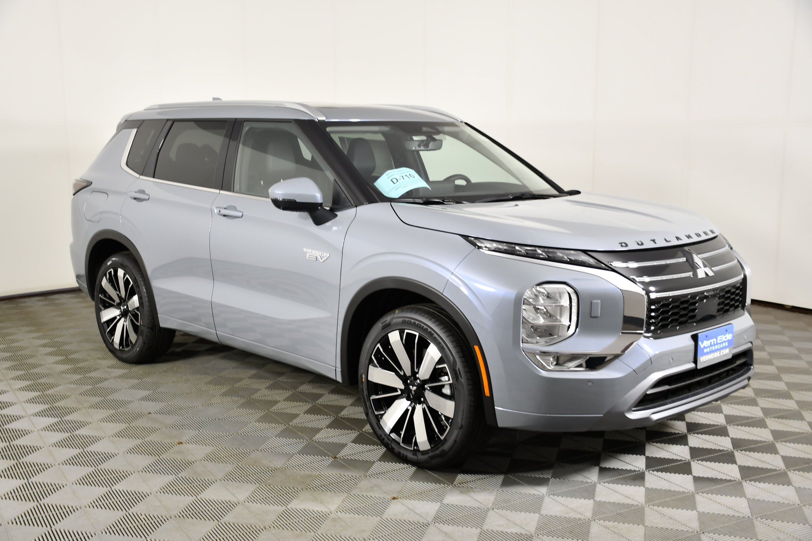 New 2026 Moonstone Gray Metallic Mitsubishi SEL image 4