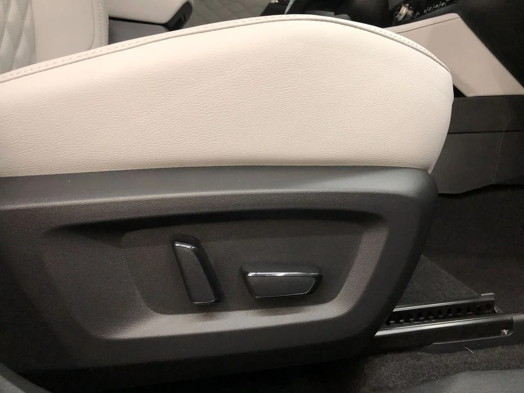 Used 2022 Mercury Gray Metallic Mitsubishi SEL image 21