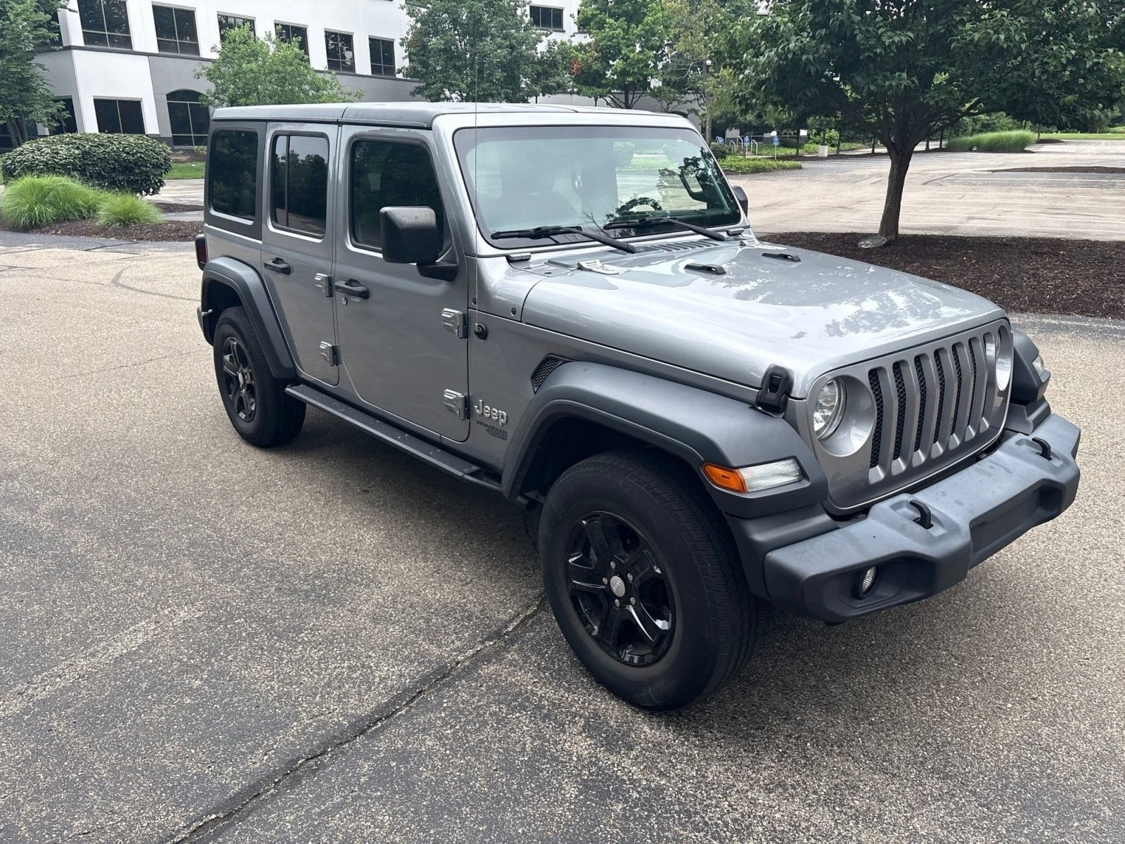 Used 2018 Billet Silver Metallic Clearcoat Jeep Sport S image 17