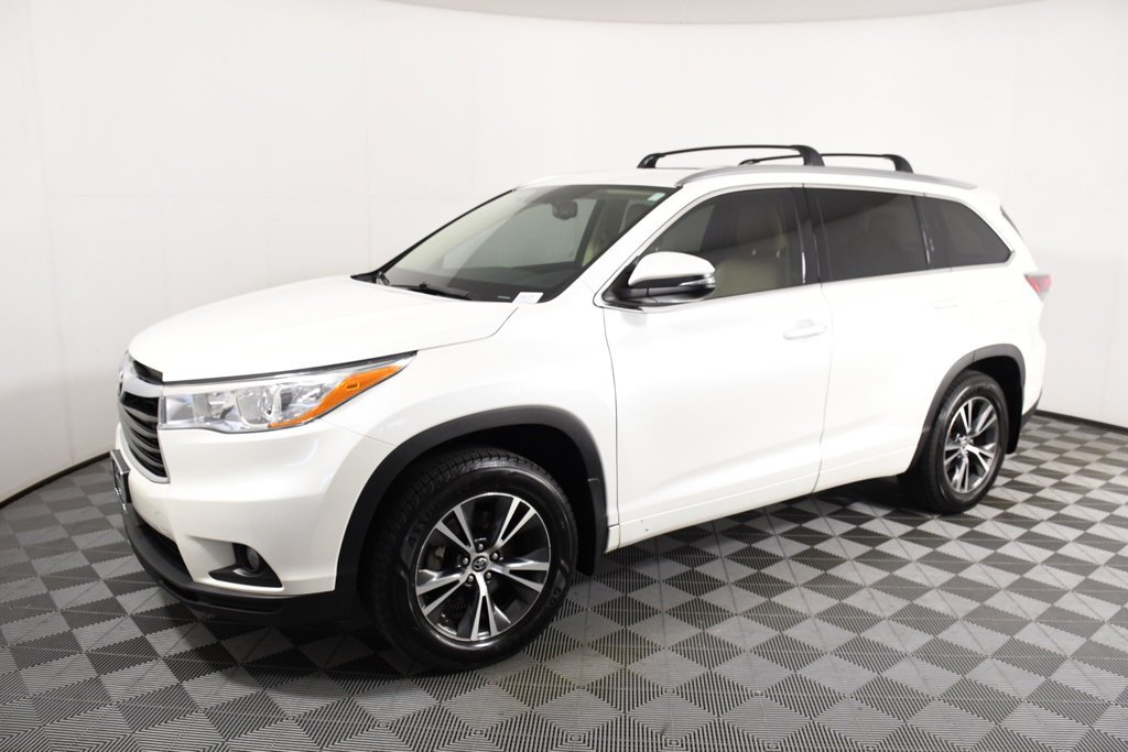 Used 2016 Toyota Highlander XLE with VIN 5TDJKRFH7GS353326 for sale in Richfield, Minnesota