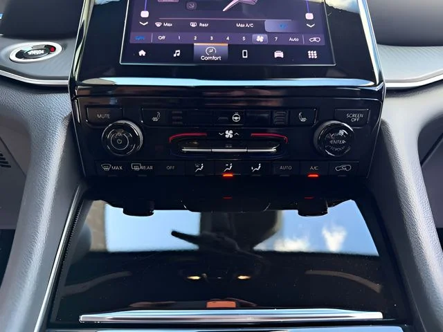 Used 2025 Silver Jeep Altitude image 18