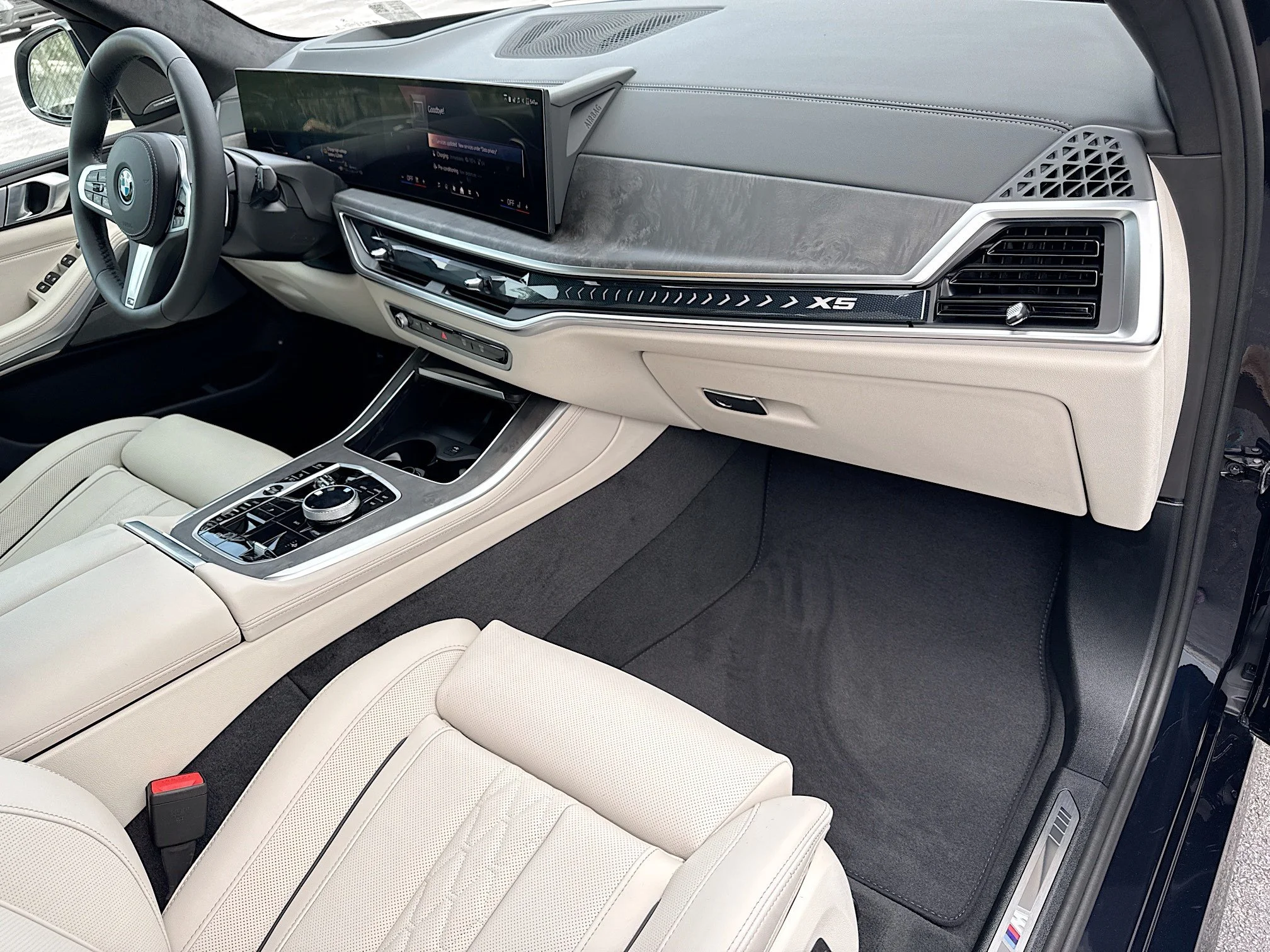 New 2026 Carbon Black Metallic BMW xDrive50e image 14