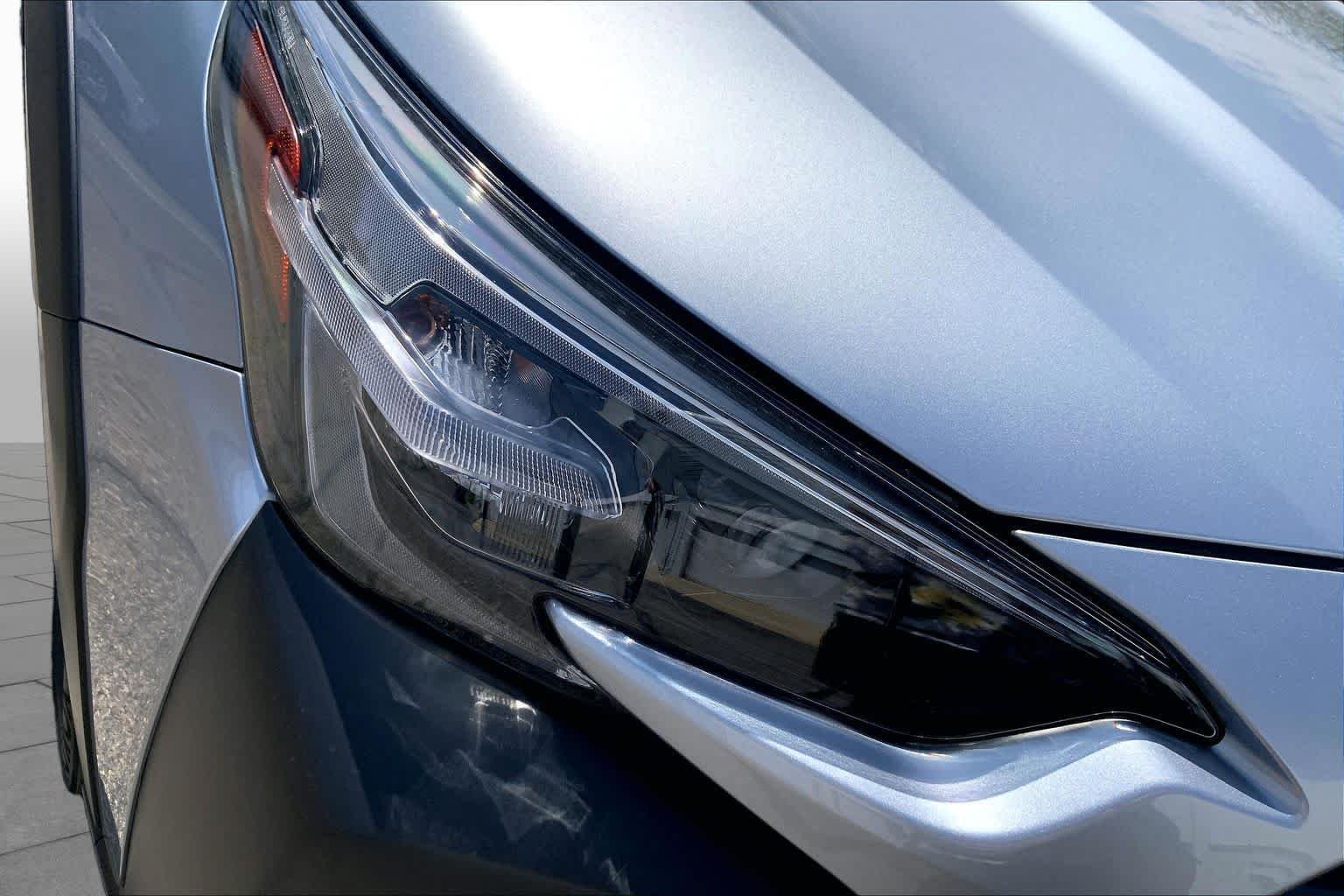 Used 2025 Ice Silver Metallic Subaru Premium image 25