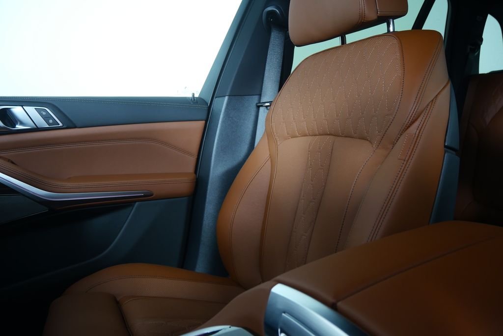 New 2026 Dravit Grey Metallic BMW xDrive50e image 22