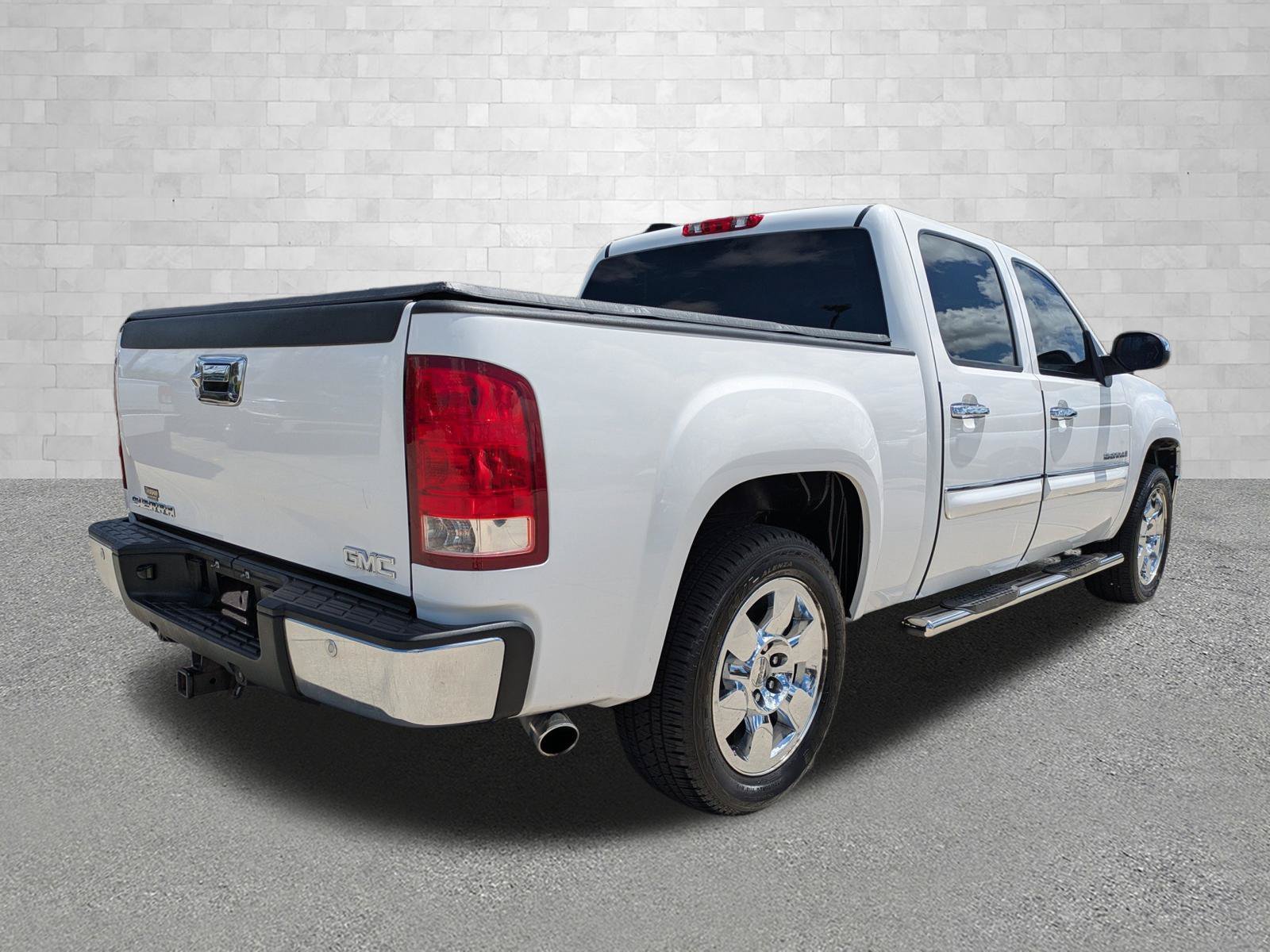Used 2009 Summit White GMC SLE image 2