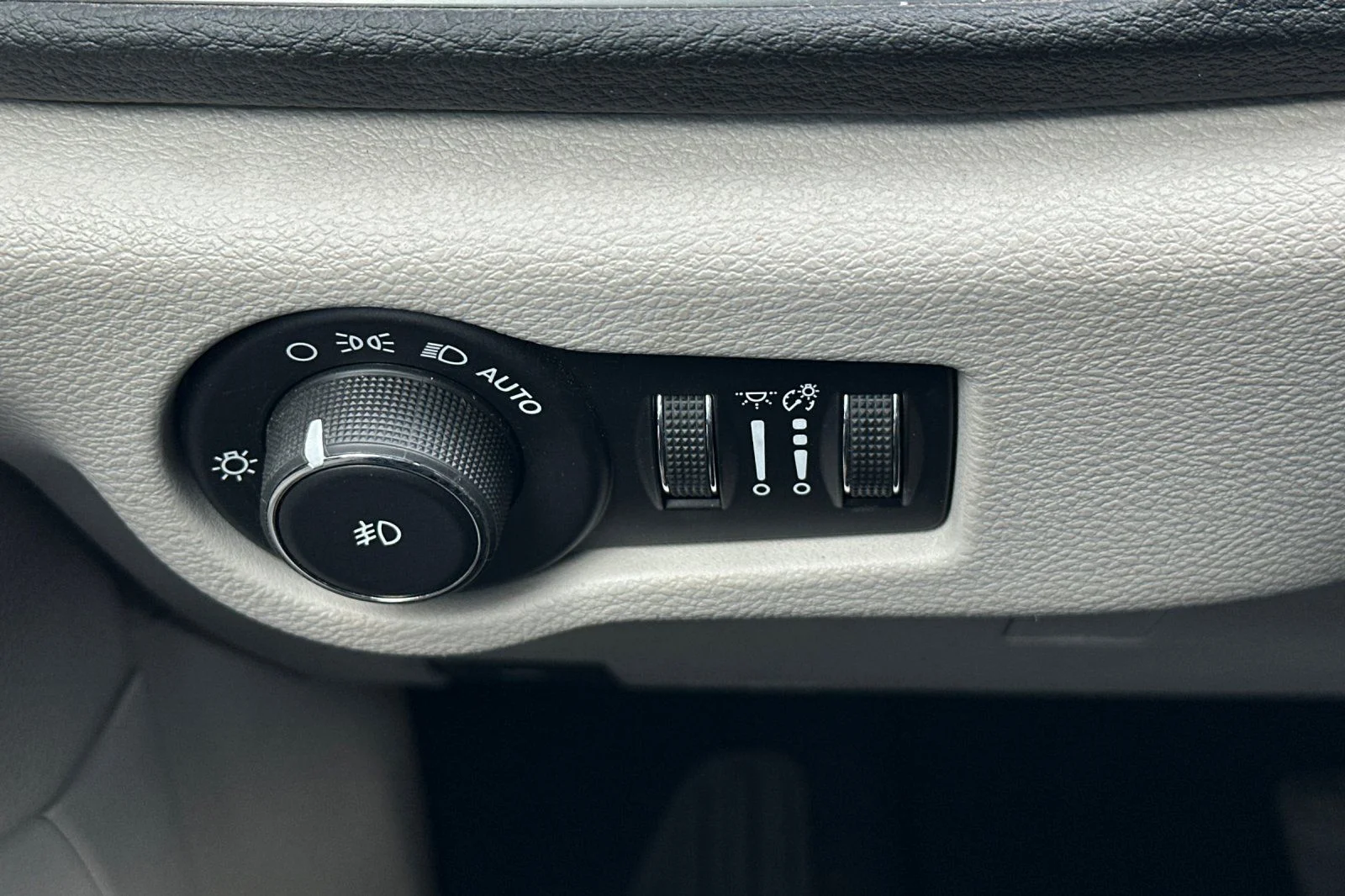 Used 2018 White Chrysler Limited image 31