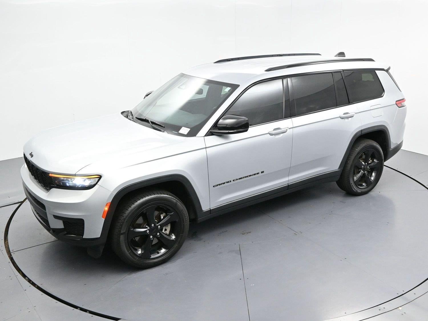Used 2021 Silver Jeep Altitude image 35