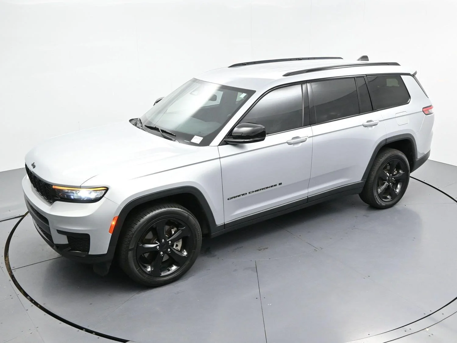 Used 2021 Silver Jeep Altitude image 35