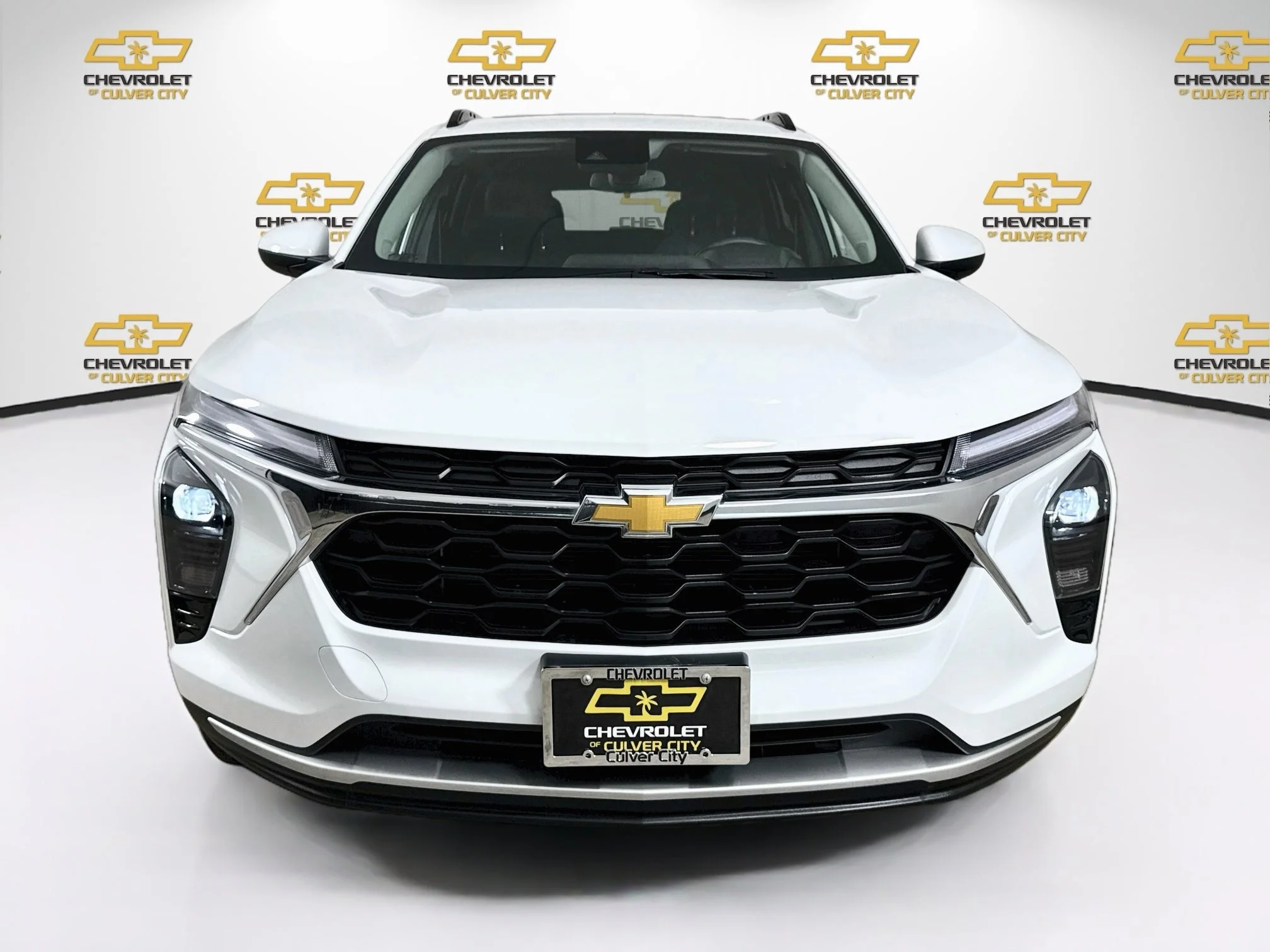 Used 2025 Summit White Chevrolet LT image 2
