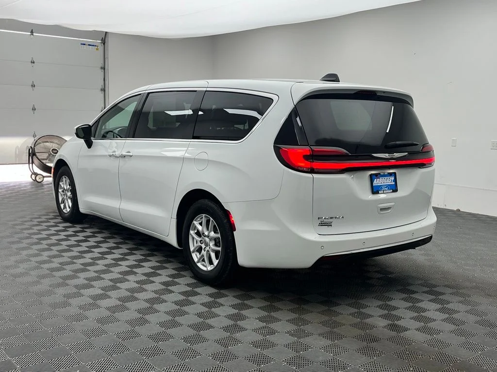 Used 2023 White Chrysler Touring image 11