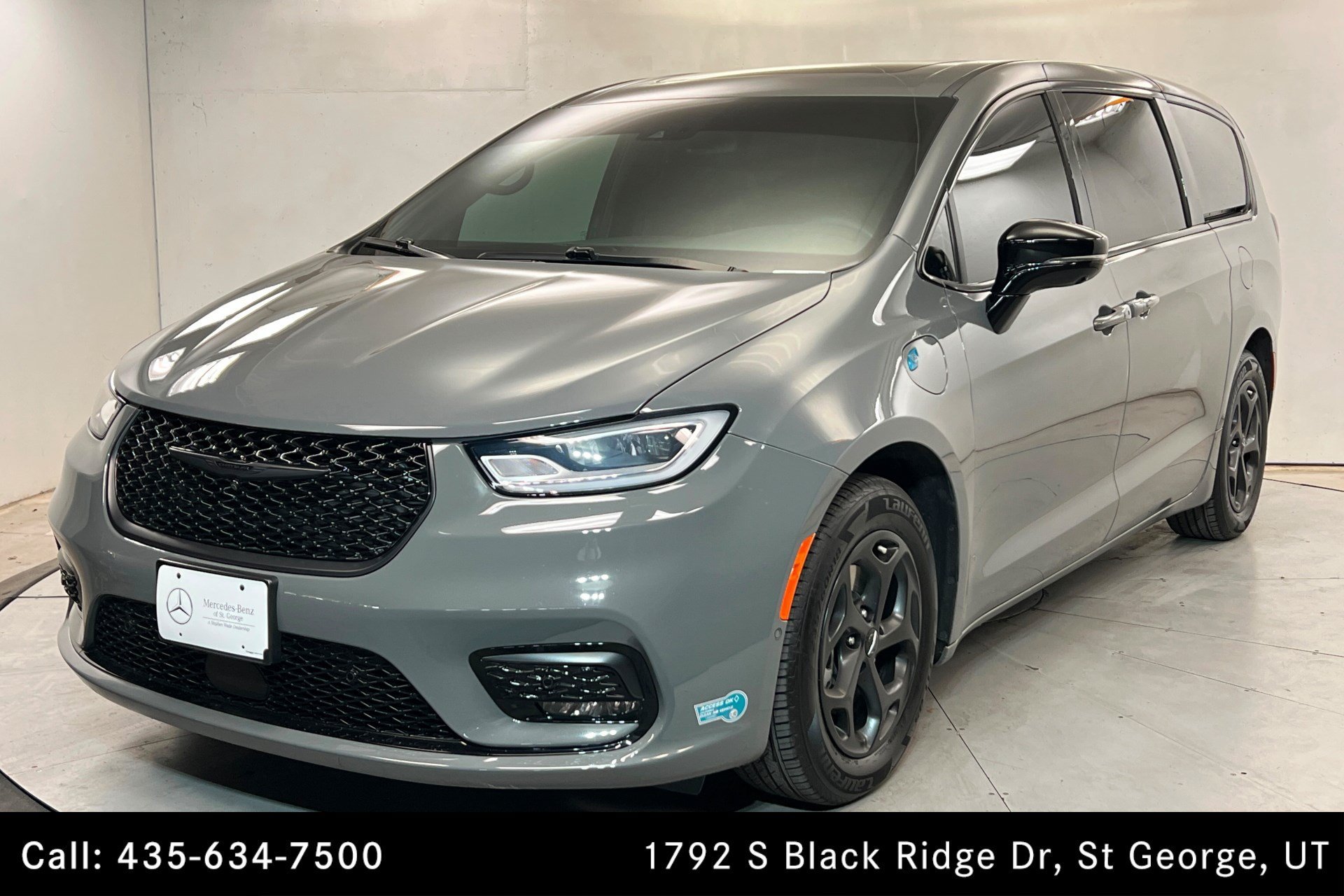 Used 2023 Ceramic Gray Clearcoat Chrysler Hybrid Limited image 1