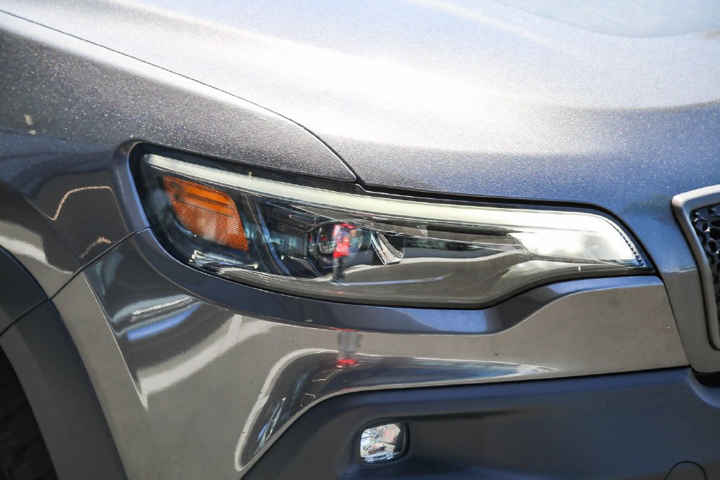 Used 2019 Crystal Metallic Jeep Trailhawk image 10