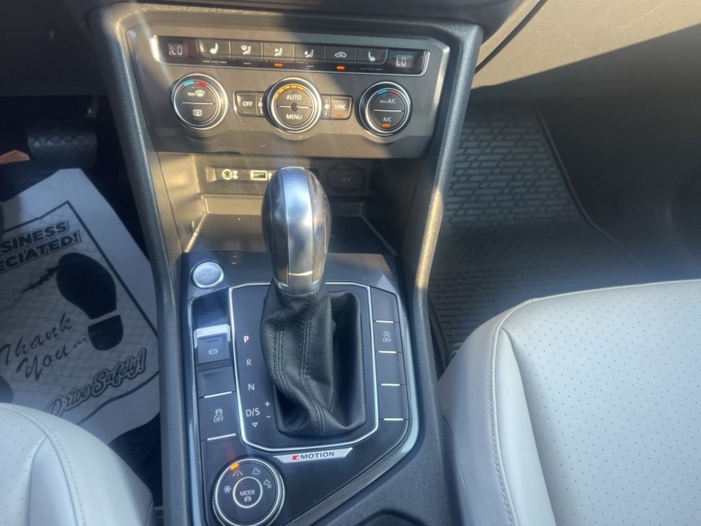 Used 2018 Black Volkswagen 2.0T SEL image 23