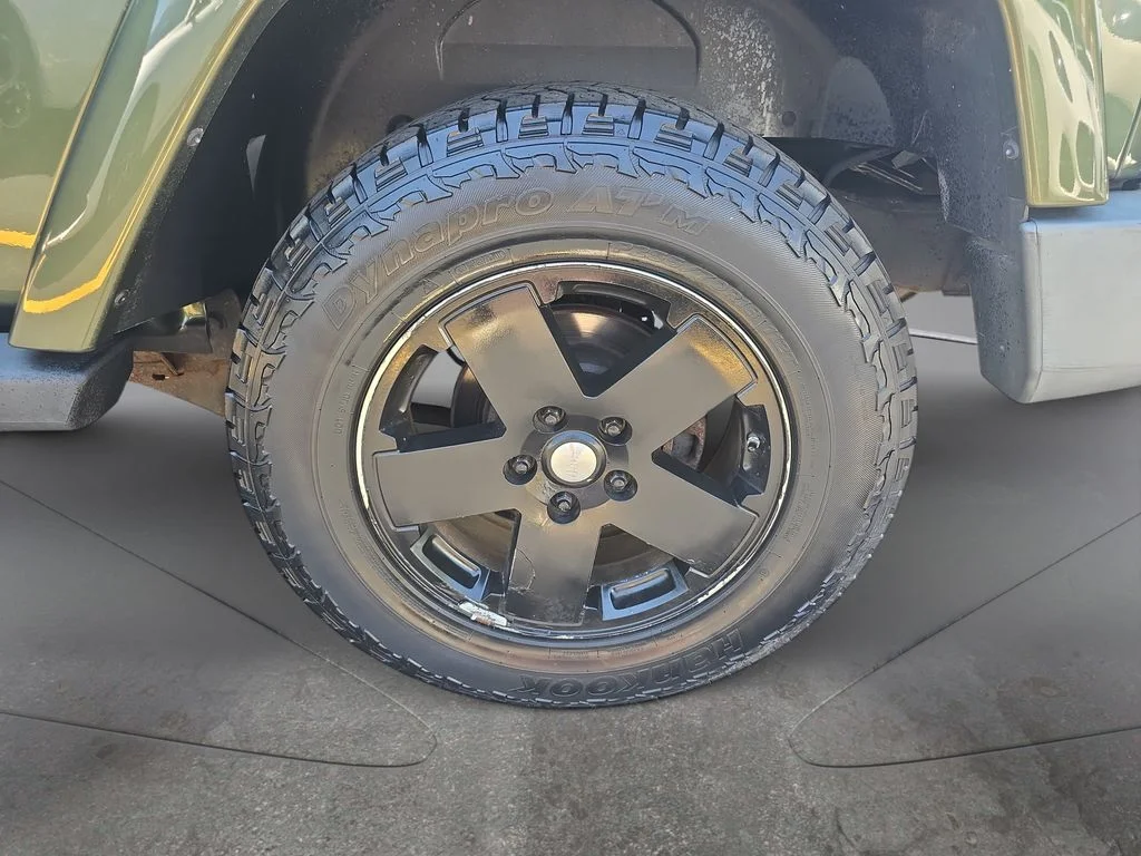Used 2008 Green Jeep Sahara image 24