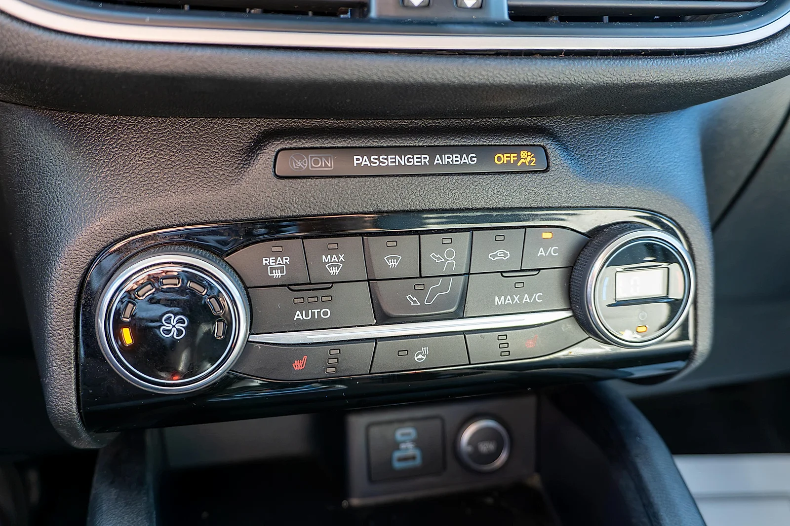 Used 2021 Oxford White Ford SE image 24