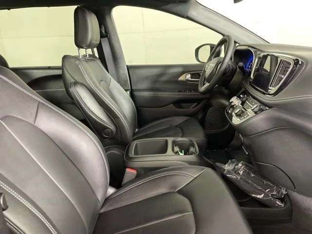 2025 Chrysler Pacifica Select - Photo 13