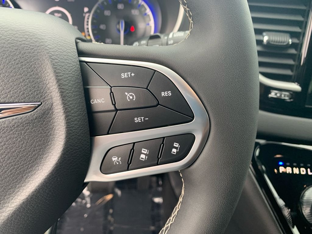 Used 2025 Black Chrysler Select image 17