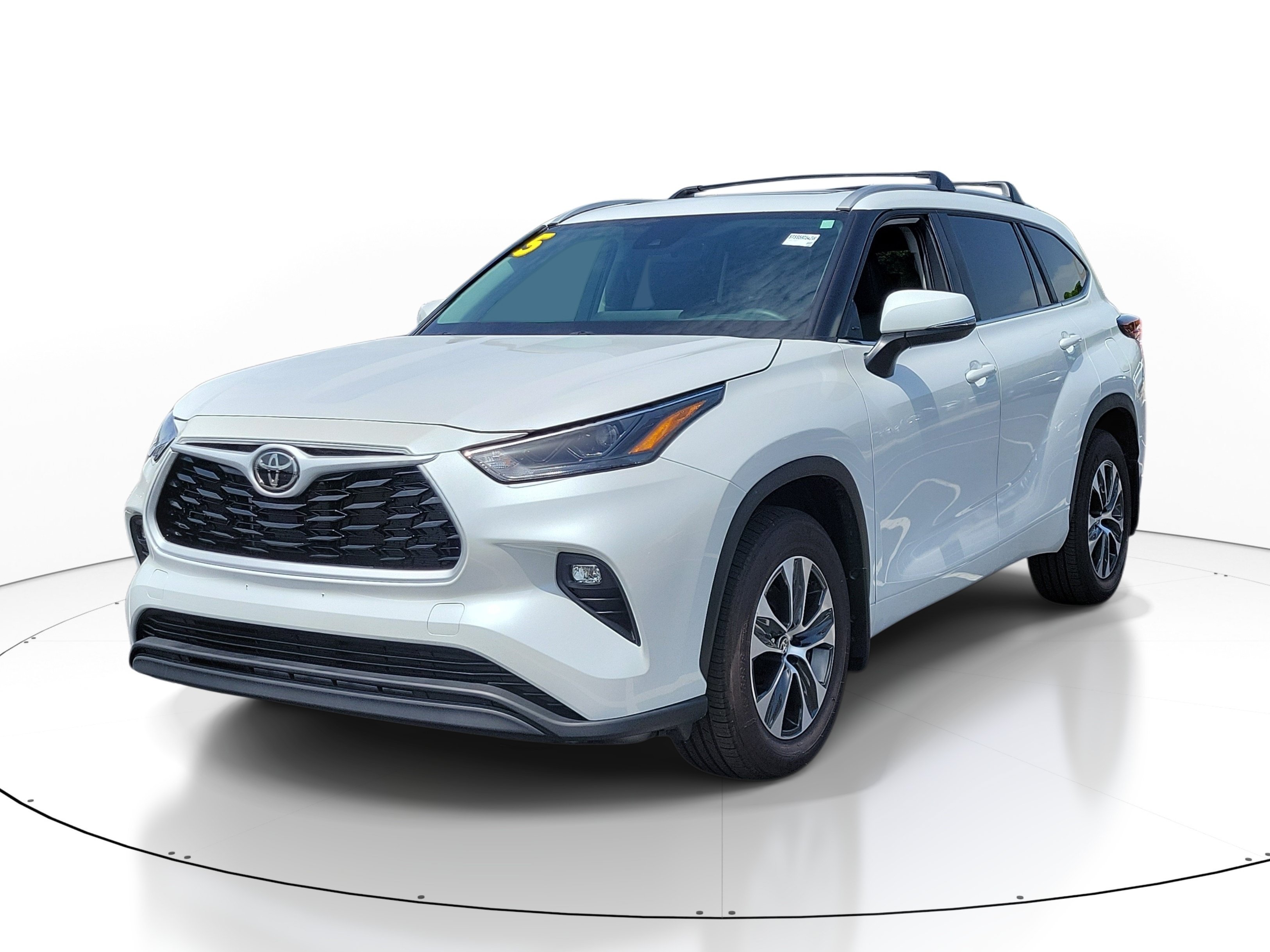 Used 2025 Pearl Toyota XLE image 2