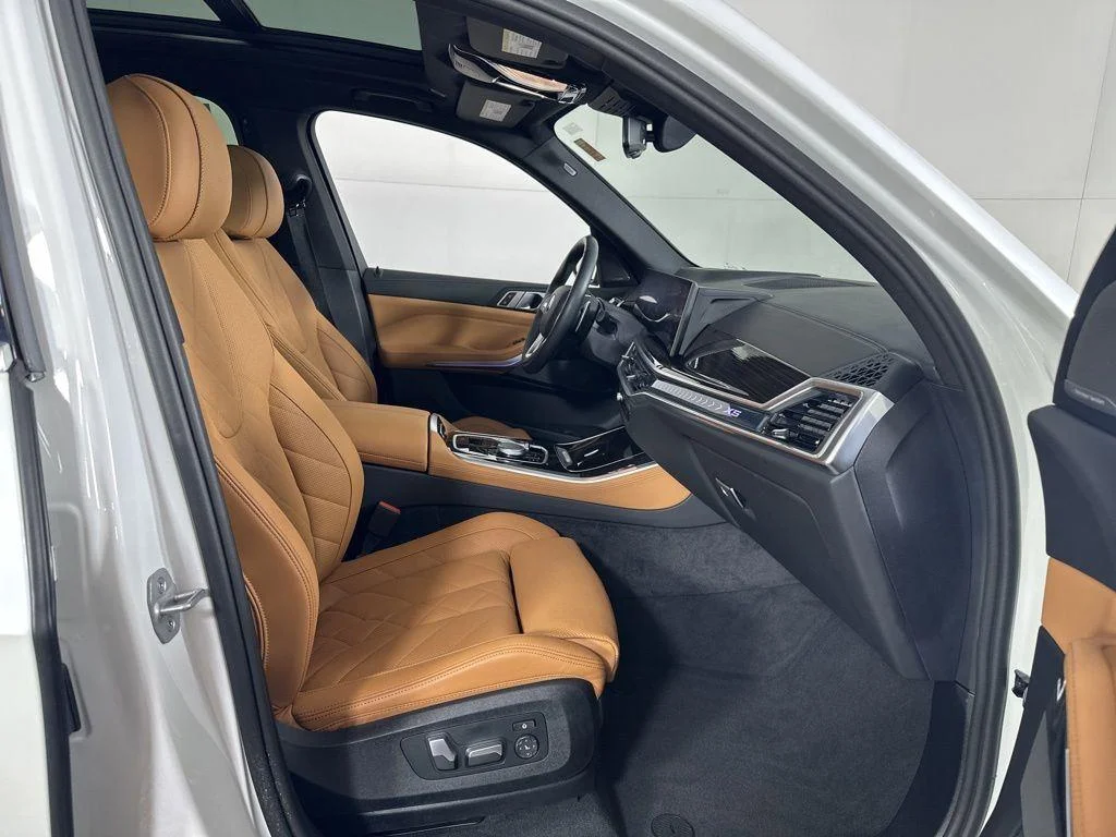 Used 2024 White Metallic BMW xDrive40i image 4